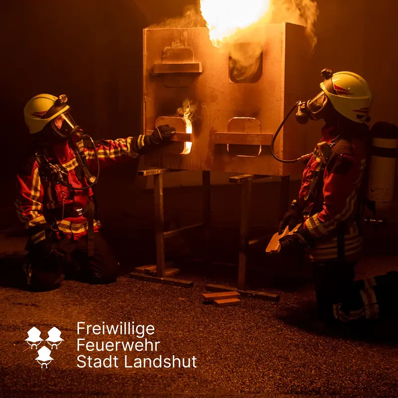 Feuerwehrleute löschen einen Brand in einem Übungsraum in Landshut | © madmoses
