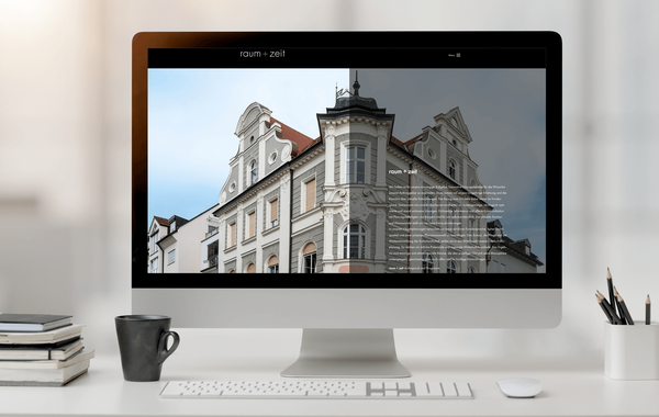 Das Bild zeigt die Website des Betriebs: "Raum + Zeit" auf dem MAC ausgegeben