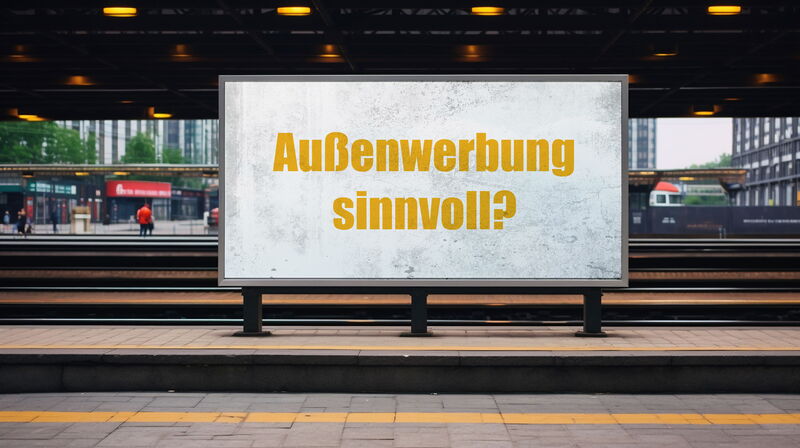 Bild zeigt einen Platz für eine Bautafel mit der Aufschrift: "Außenwerbung sinnvoll?"
