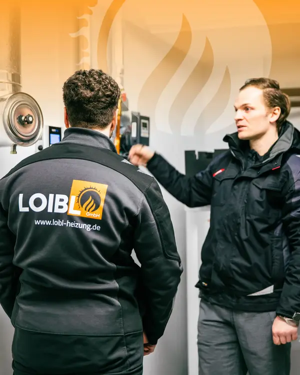 Techniker von LOIBL diskutieren Heizsysteme zur Verbesserung des Corporate Design in Landshut. | © madmoses