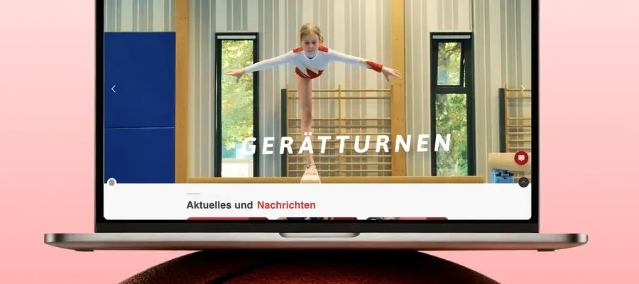 Ein Laptop zeigt die Website der Turngemeinde Landshut, während er auf einem Basketball ruht. | © madmoses