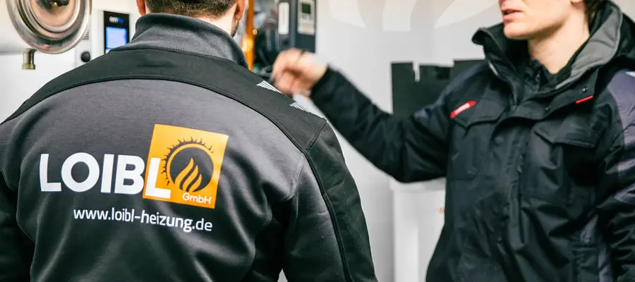 Techniker von LOIBL diskutieren Heizsysteme zur Verbesserung des Corporate Design in Landshut. | © madmoses