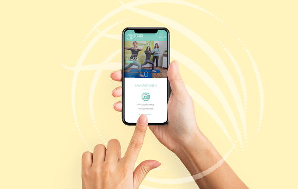 Das Bild zeigt die Website von Arcus Krankengymnastik auf einem Handy ausgegeben