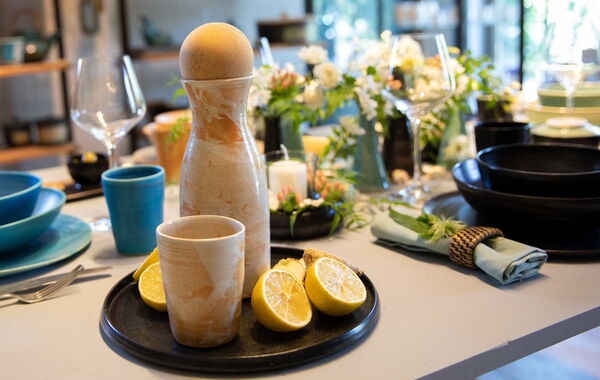 Bild zeigt eine schön angerichtete Skulptur des Betribes: "Keramikregion Landshut Online"