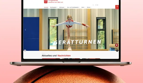 Ein Laptop zeigt die Website der Turngemeinde Landshut, während er auf einem Basketball ruht. | © madmoses