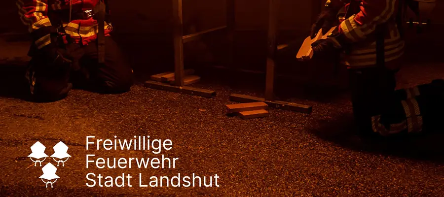 Feuerwehrleute löschen einen Brand in einem Übungsraum in Landshut | © madmoses