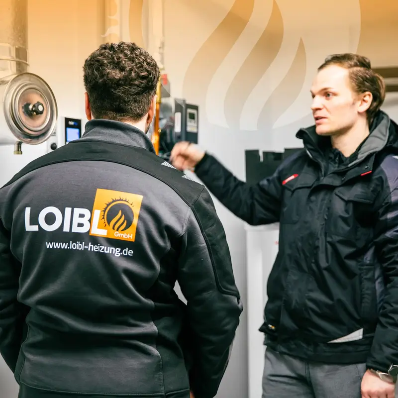 Techniker von LOIBL diskutieren Heizsysteme zur Verbesserung des Corporate Design in Landshut. | © madmoses