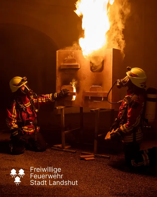 Feuerwehrleute löschen einen Brand in einem Übungsraum in Landshut | © madmoses