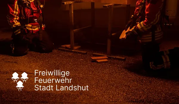 Feuerwehrleute löschen einen Brand in einem Übungsraum in Landshut | © madmoses