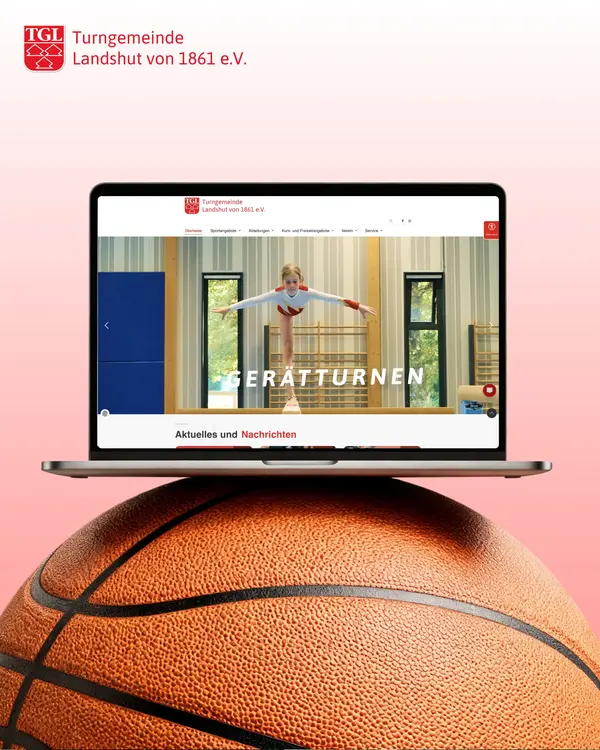 Ein Laptop zeigt die Website der Turngemeinde Landshut, während er auf einem Basketball ruht. | © madmoses