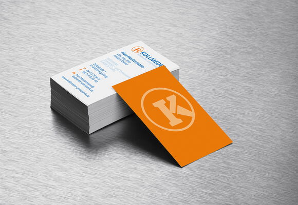 Das Bild zeigt Visitenkarten der Firma: " Kollmeder" auf einem Stapel