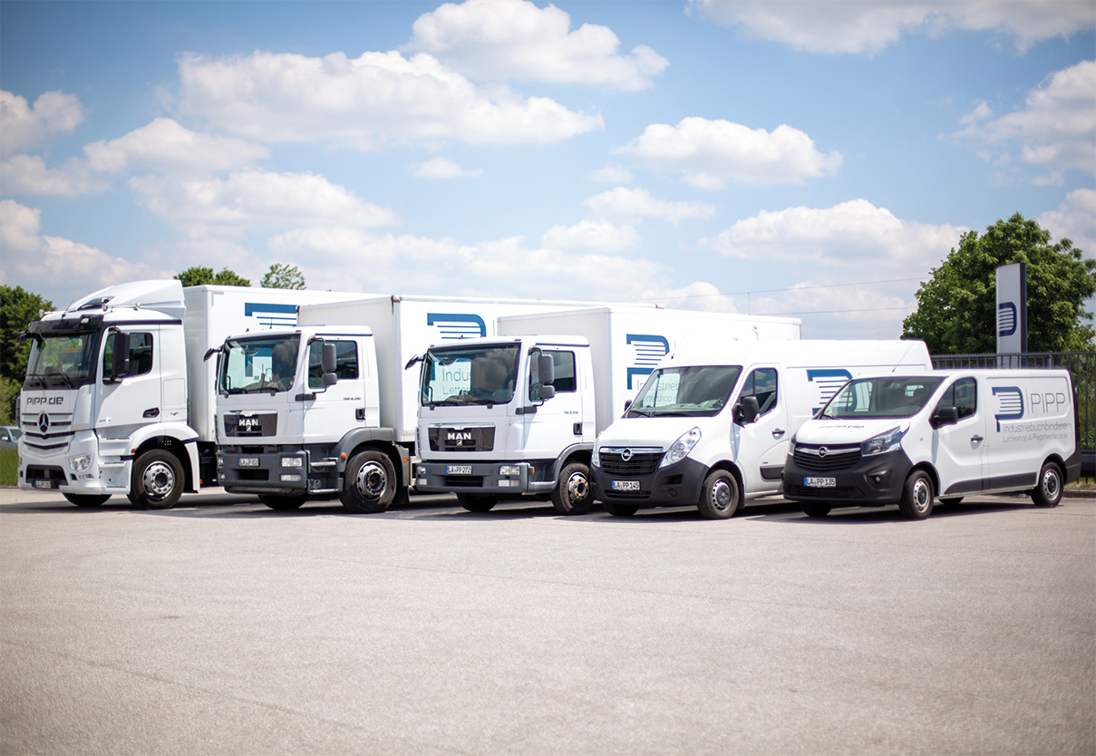 Bild zeigt den Fuhrpark der Firma: "Industriebuchbinderei Pipp"