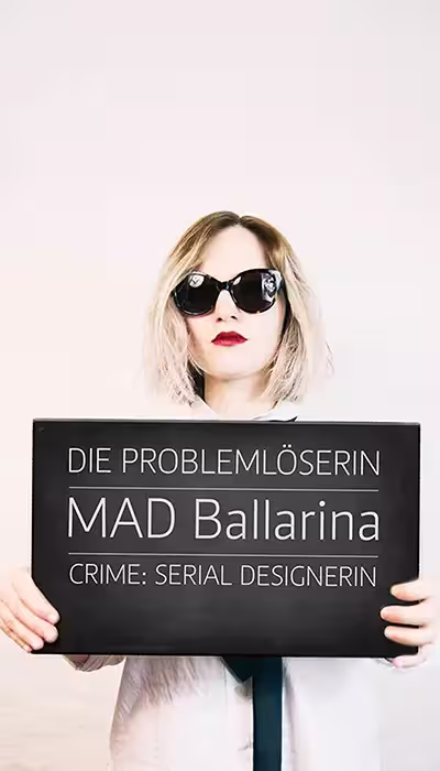 Frau mit Schild auf dem eine Botschaft steht