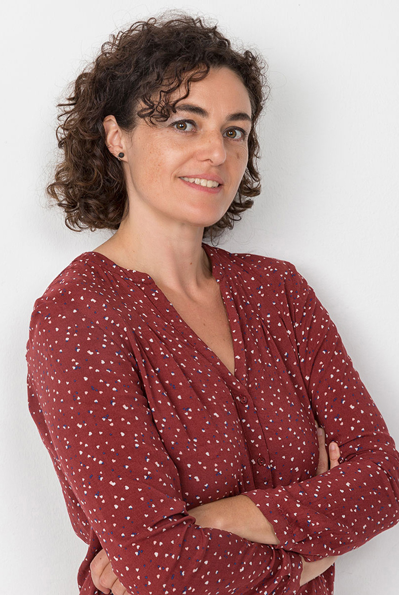 Foto einer Frau mit roten Oberteil