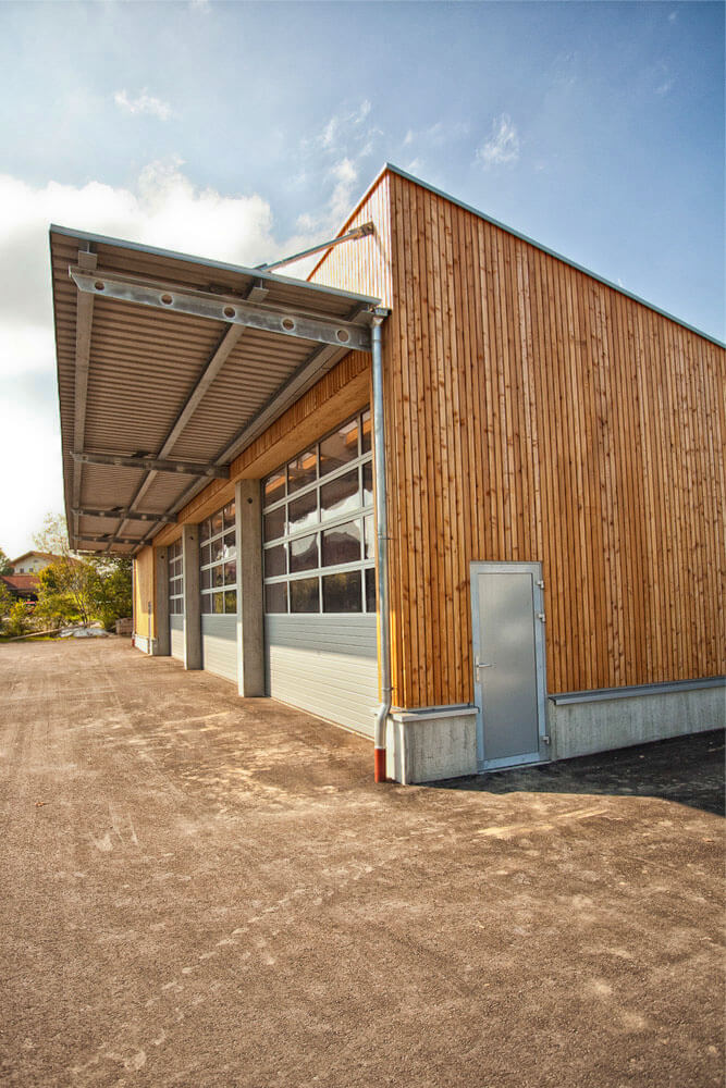Perspektivische Aufnahmen einer Lagerhalle mit Holzverkleidung