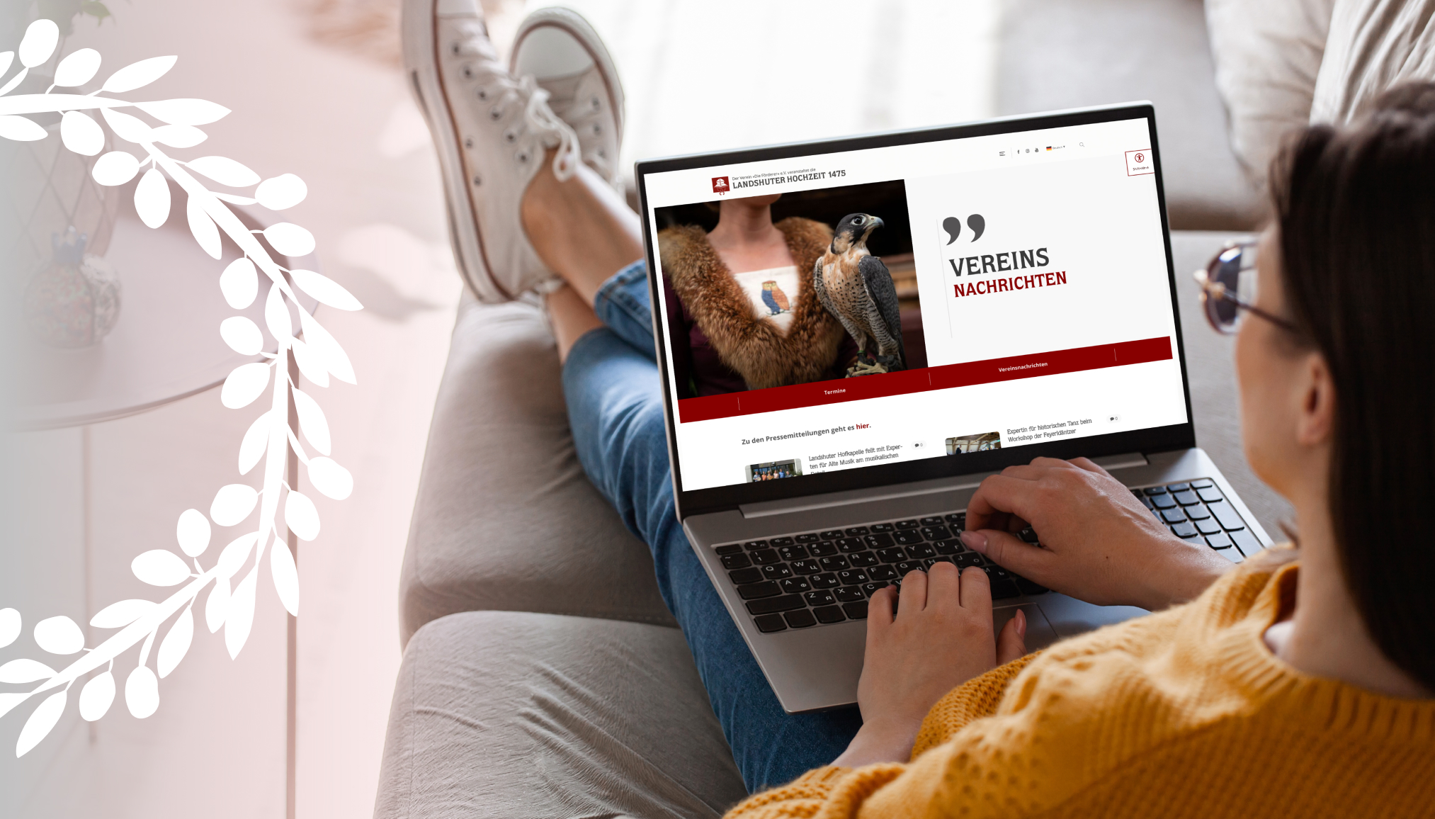 Eine Person arbeitet an einem Laptop, der die Webseite einer Werbeagentur in Landshut zeigt. | © madmoses