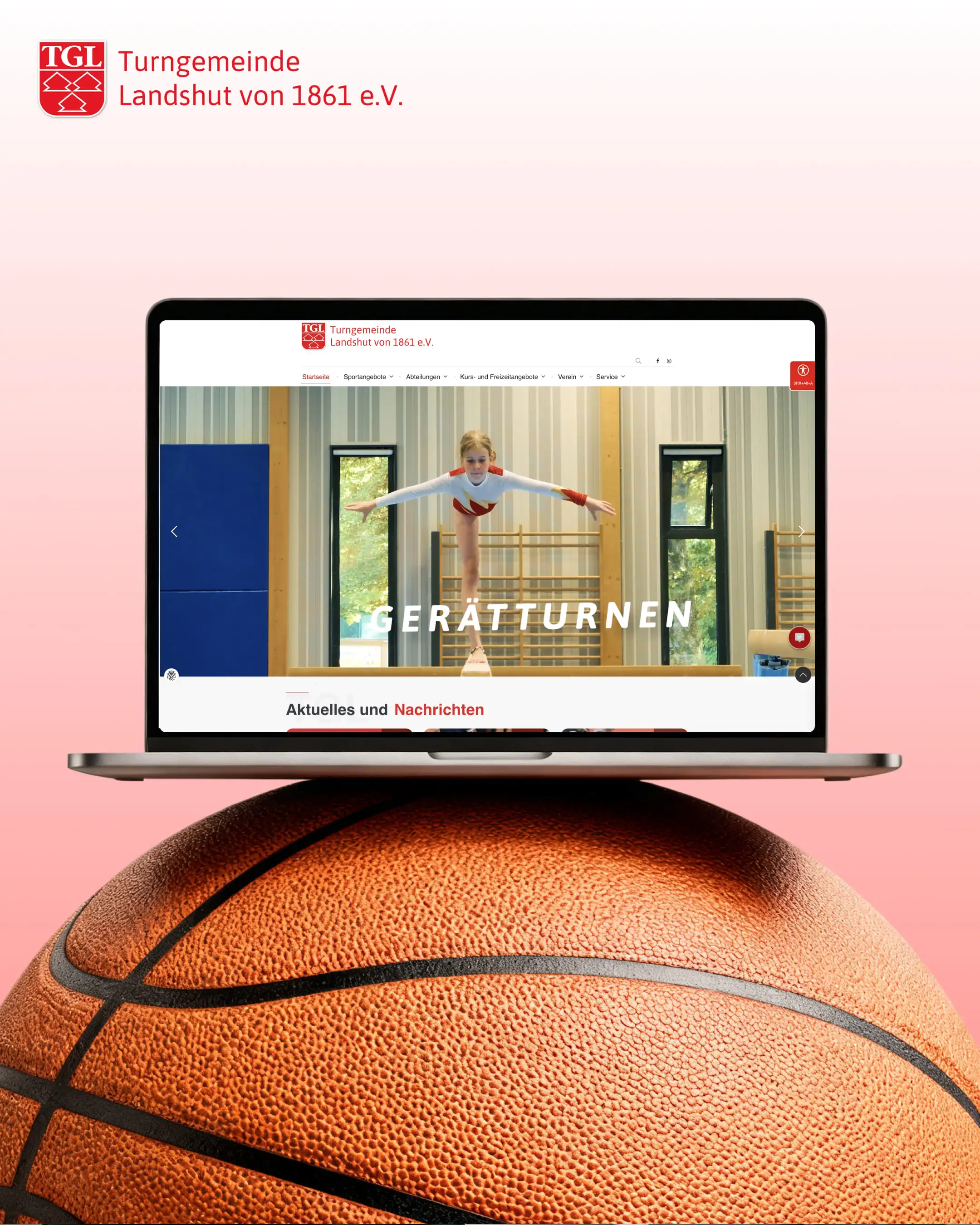 Ein Laptop zeigt die Website der Turngemeinde Landshut, während er auf einem Basketball ruht. | © madmoses
