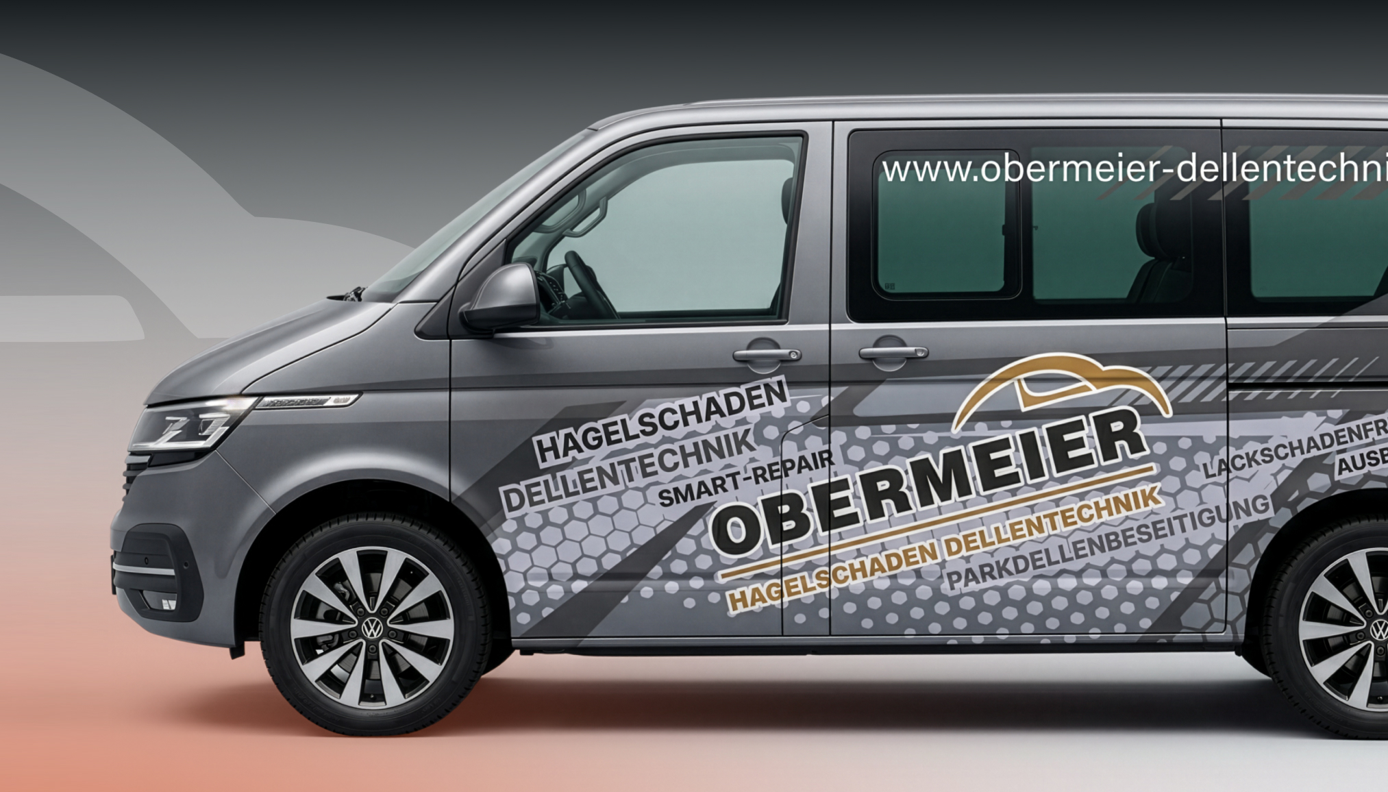 Der beschriftete Obermeier-Fahrzeug zeigt effektives Corporate Design für eine Werbeagentur in Landshut. | © madmoses