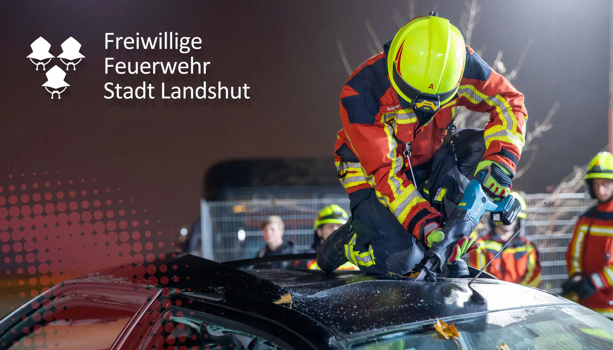 Feuerwehrleute in Landshut demonstrieren Rettungstechniken bei einem Einsatz um Sicherheit zu gewährleisten. | © madmoses