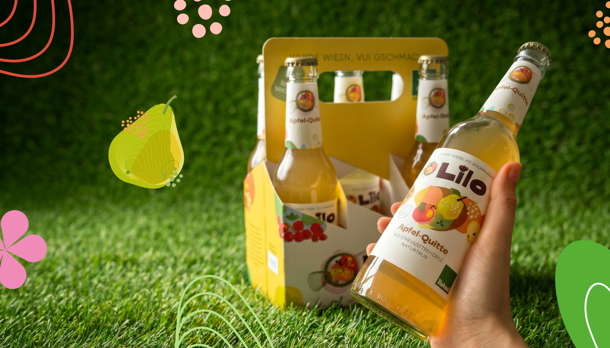 Eine Hand hält eine Flasche Lilo Apfel-Quitte vor einem Kasten, umgeben von bunten Grafiken | © madmoses