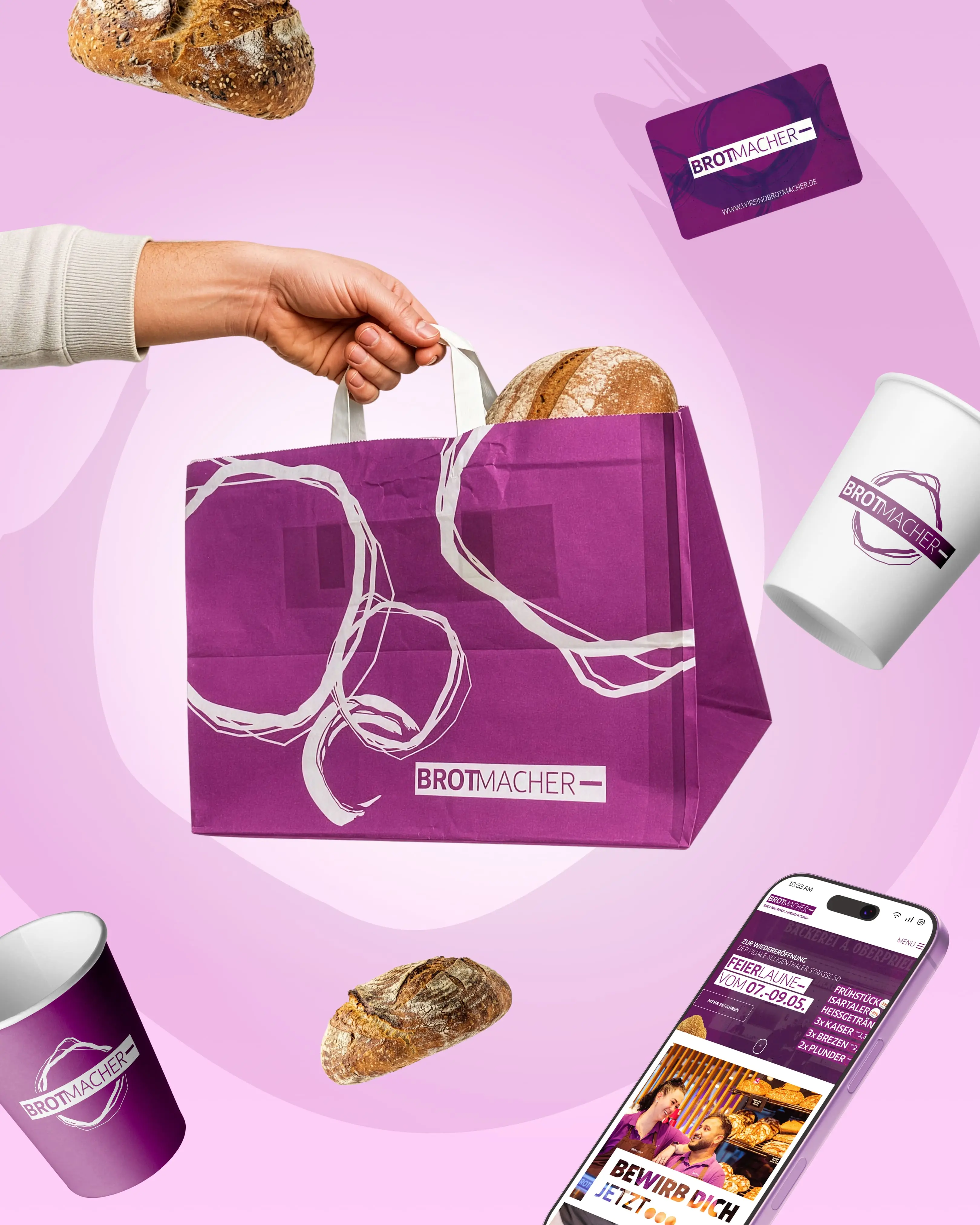 Eine Hand hält eine Einkaufstasche von Brotmacher mit frischem Brot und Werbematerial im Corporate Design. | © madmoses