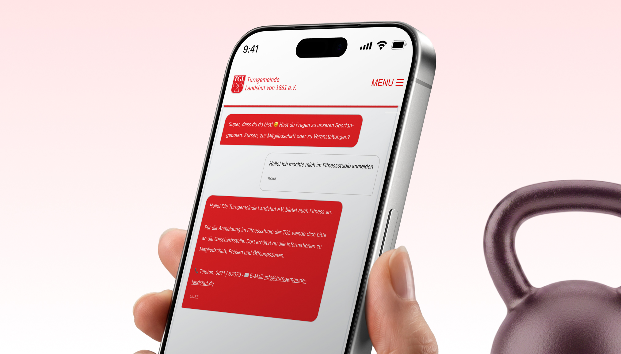 Ein Nutzer interagiert über ein Smartphone mit der Webseite der Tumgemeinde Landshut | © madmoses.